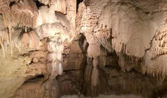 largest cavern in Texas